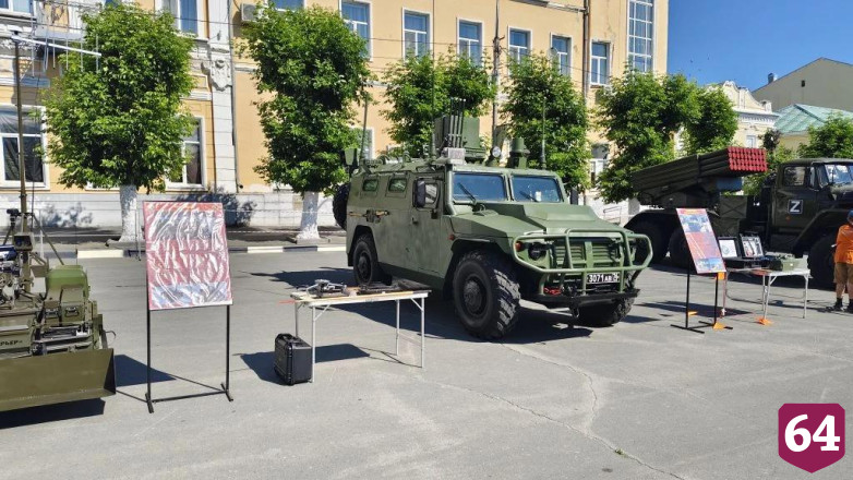 На площади в Вольске открыли выставку военной техники